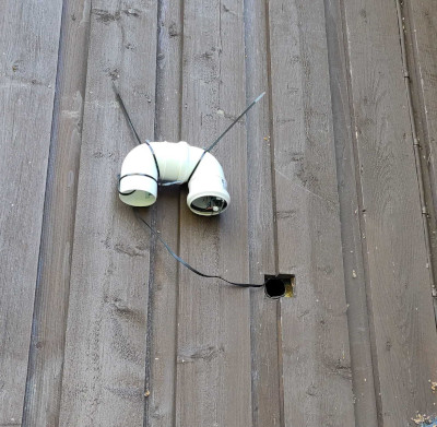 Airröhr asennettuna seinään. Virtapiuha tulee ilmastointiputken kautta ulos.